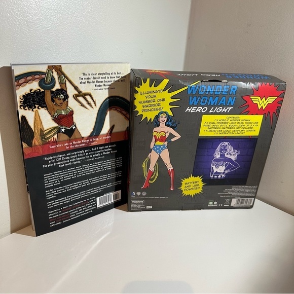Wonder Woman light and comic bundle - Picture 9 of 9